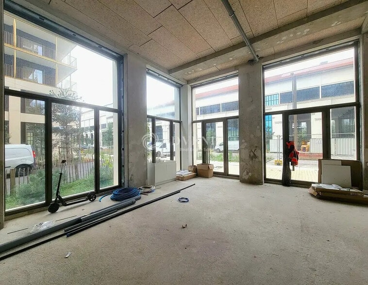 Retail in Saint-Denis for lease - Interior Photo - Image 3 of 5