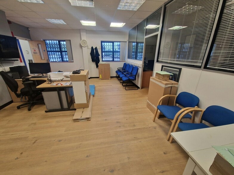 Penner Rd, Havant for sale - Interior Photo - Image 2 of 5