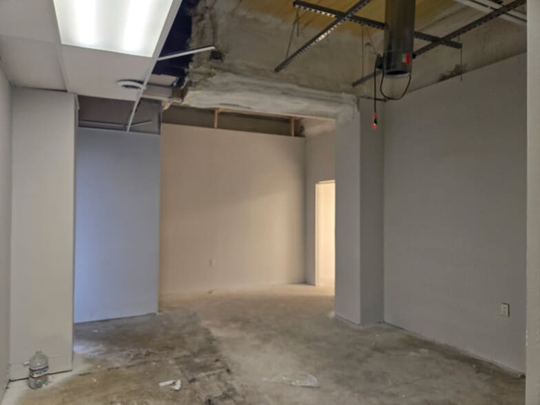 608 E 10 Mile Rd, Hazel Park, MI for lease - Interior Photo - Image 2 of 11