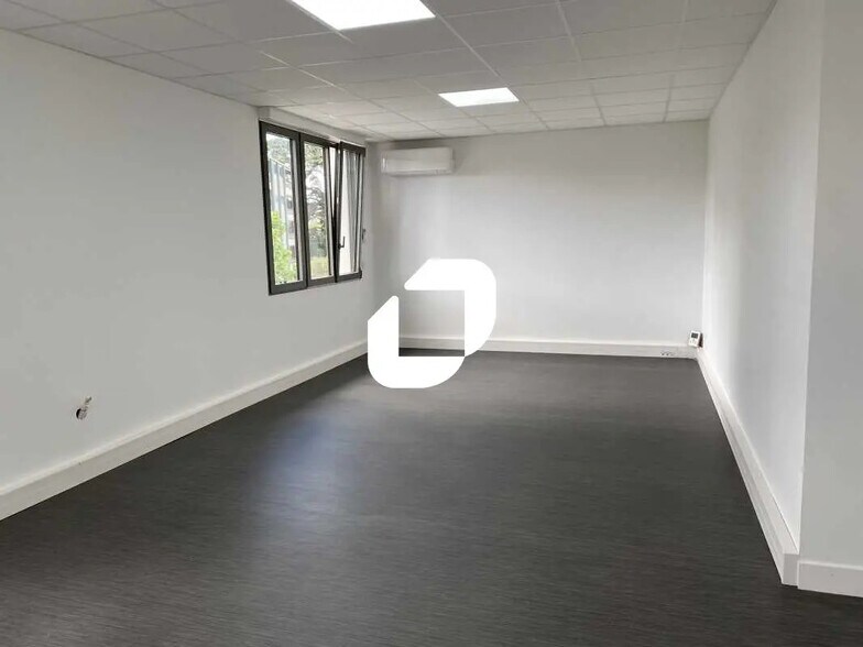 Office in Talence for lease - Interior Photo - Image 2 of 6