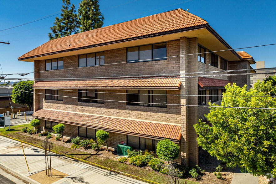 18411 Clark St, Tarzana, CA for lease - Building Photo - Image 2 of 6