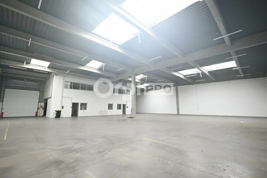 Office in Vaulx-en-Velin for lease - Interior Photo - Image 2 of 11