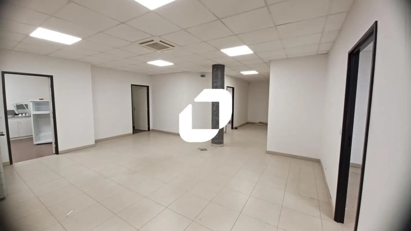 Office in Gretz-Armainvilliers for lease Interior Photo- Image 1 of 8