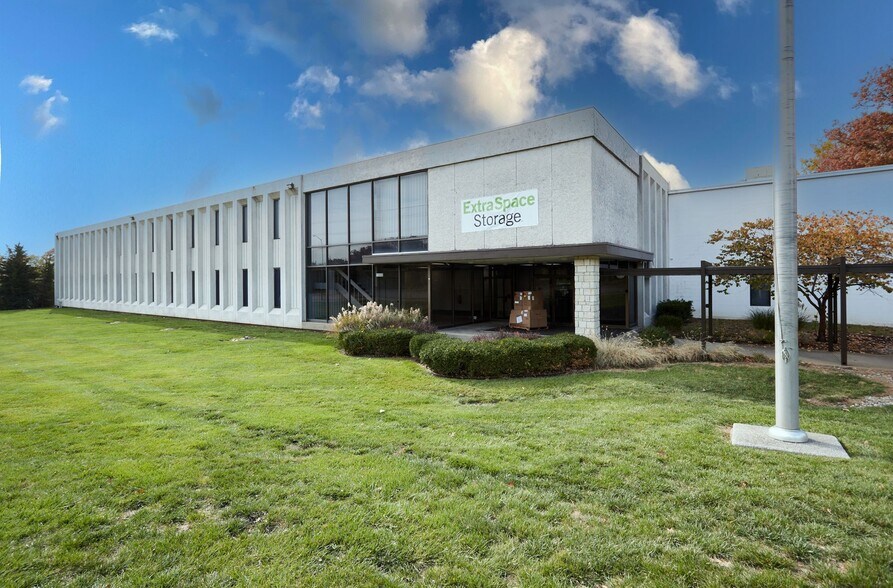 10800 Pflumm Rd, Lenexa, KS for sale - Building Photo - Image 1 of 1