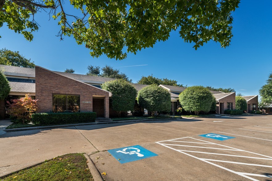 702 W Arapaho Rd, Richardson, TX 75080