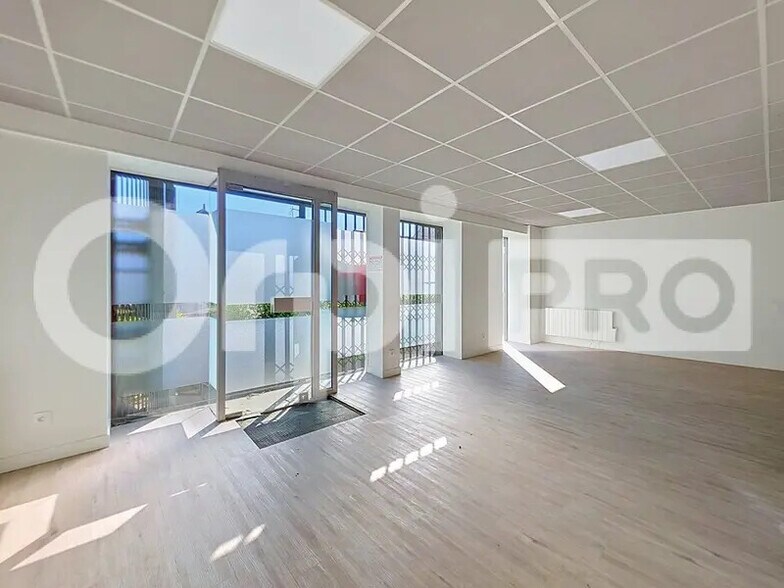 Retail in Soissons for lease - Building Photo - Image 2 of 9