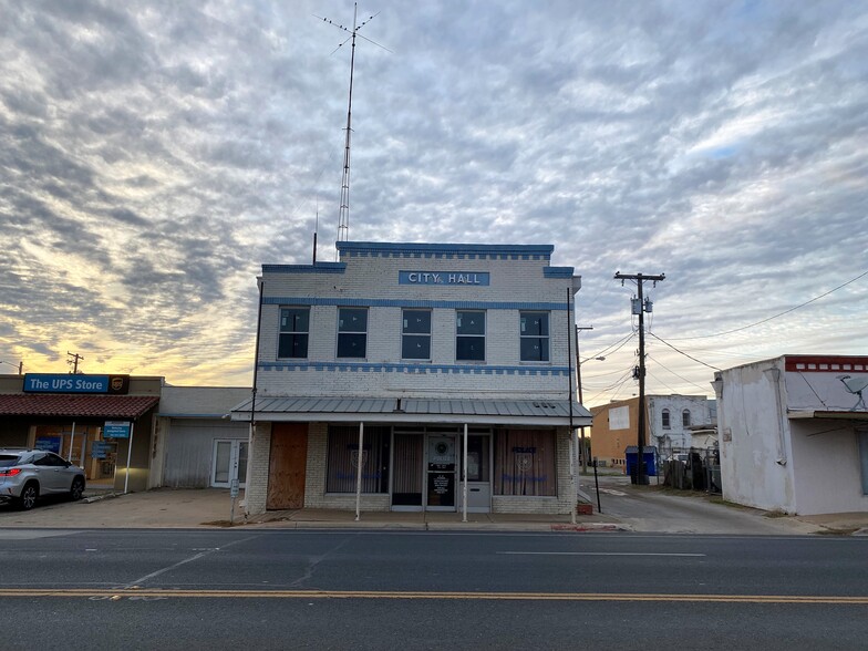 213 S Oak St, Pearsall, TX for sale - Primary Photo - Image 1 of 1