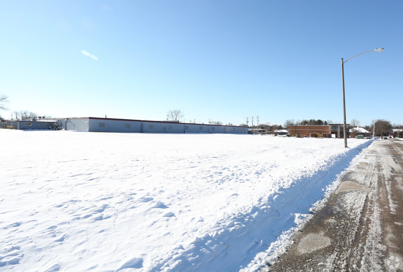 Cardinal Ave, Cedarburg, WI 53012