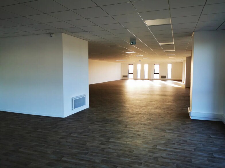 Office in Brie-Comte-Robert for lease - Building Photo - Image 3 of 6
