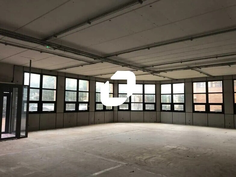 Office in Le Pecq for lease - Interior Photo - Image 2 of 6