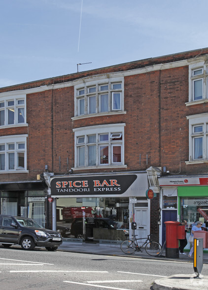 824 Green Lanes, London for lease - Primary Photo - Image 1 of 2