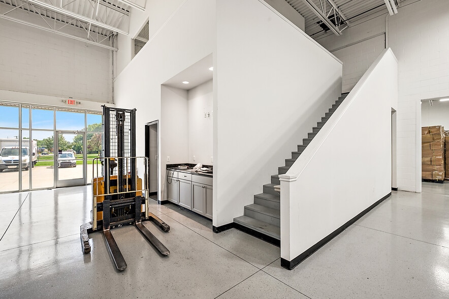 46250 Erb Dr, Macomb Township, MI for lease - Interior Photo - Image 2 of 7