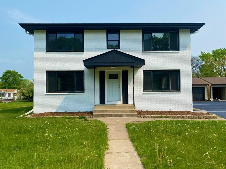 2075 Hillview Rd, Mounds View, MN 55112