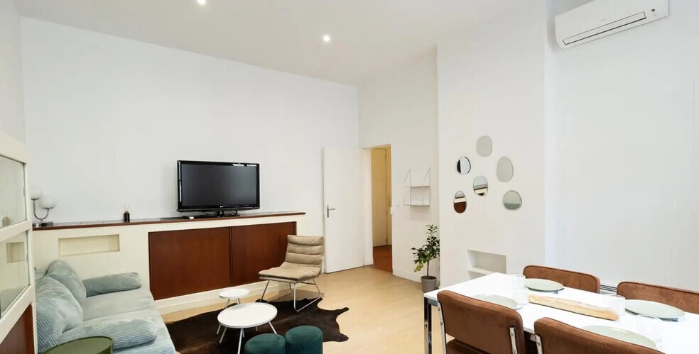 Retail in Marseille for sale - Interior Photo - Image 1 of 15