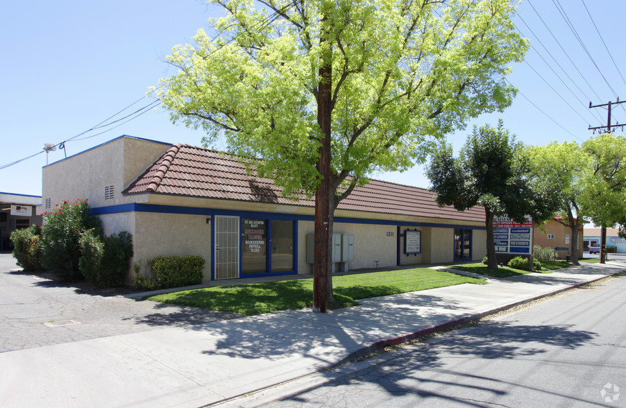 1211 W Acacia Ave, Hemet, CA for lease - Primary Photo - Image 1 of 4