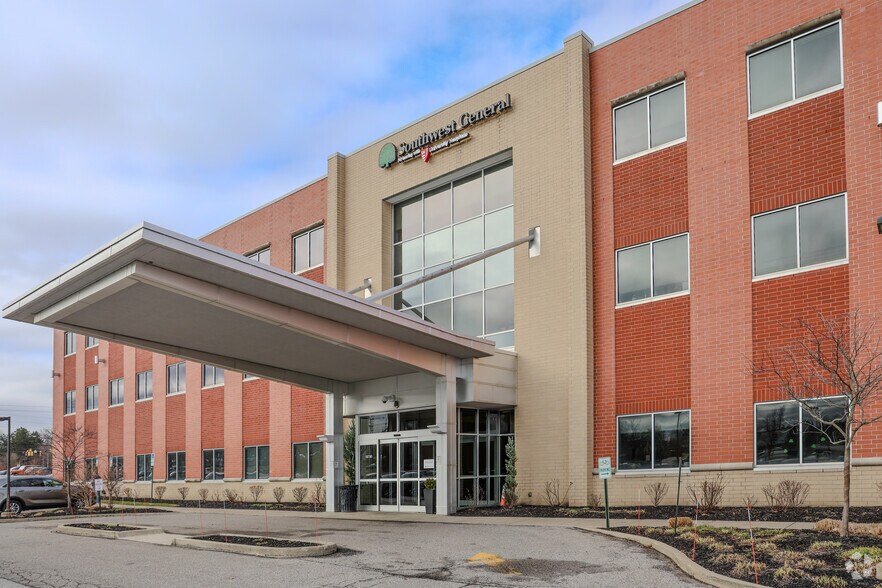 18780 E Bagley Rd, Middleburg Heights, OH for lease - Building Photo - Image 2 of 19