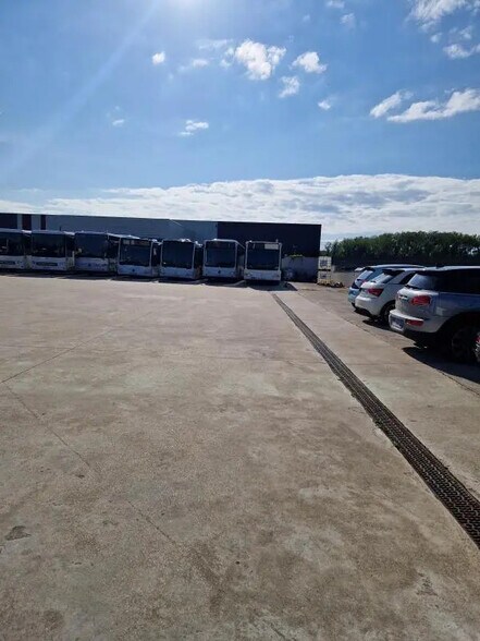 Office in Goussainville for sale - Building Photo - Image 1 of 9