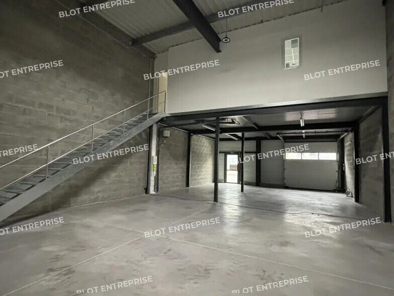 Flex in Couëron for lease - Interior Photo - Image 3 of 6