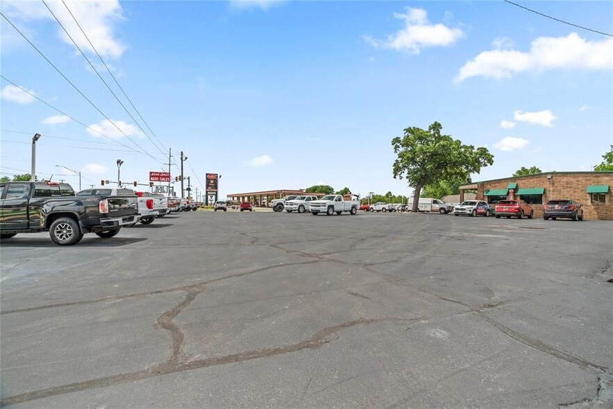7017 NW 39th Expy, Bethany, OK for sale - Building Photo - Image 2 of 27