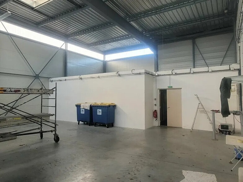 Flex in Rouen for lease - Interior Photo - Image 3 of 11