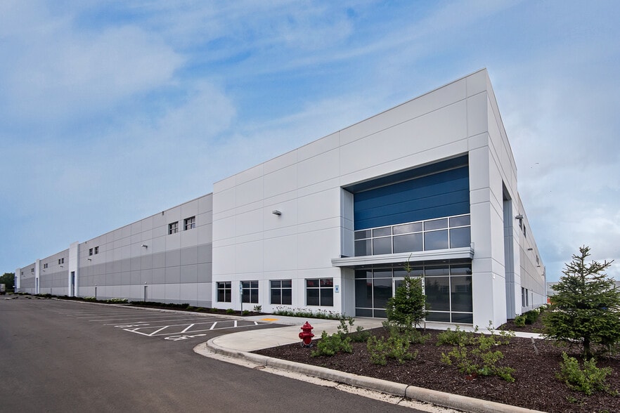 N59W13633 Manhardt Dr, Menomonee Falls, WI for lease - Building Photo - Image 3 of 3