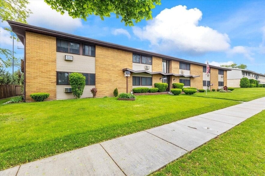 4641 S Howell Ave, Milwaukee, WI for sale - Building Photo - Image 2 of 6