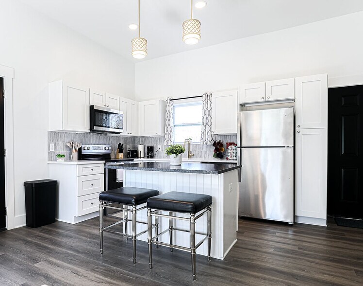 637 E Anderson St, Savannah, GA for sale - Interior Photo - Image 2 of 41