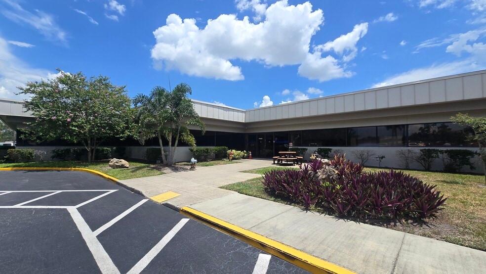 13075 US Highway 19 N, Clearwater, FL for lease - Building Photo - Image 2 of 8