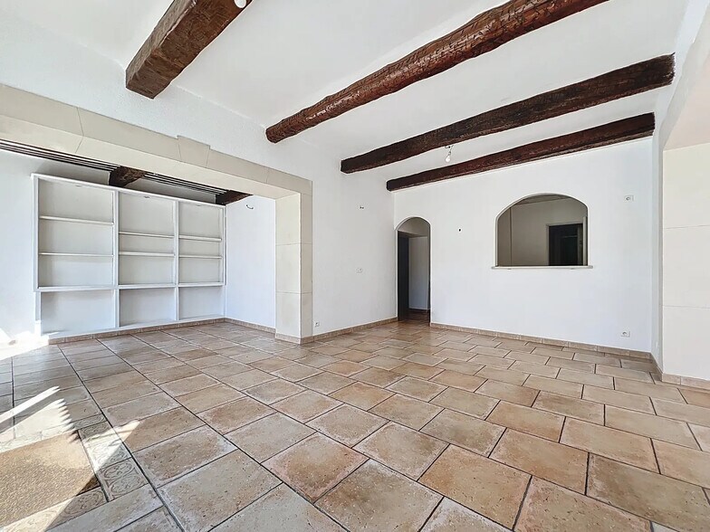 Retail in Apt for lease - Interior Photo - Image 2 of 11