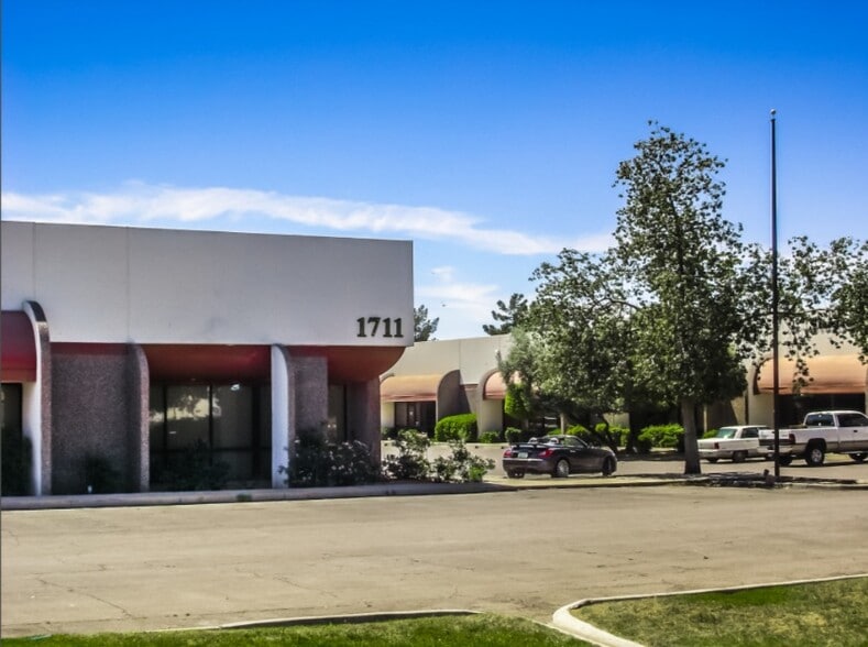 1711 W Rose Garden Ln, Phoenix, AZ for lease - Building Photo - Image 2 of 6