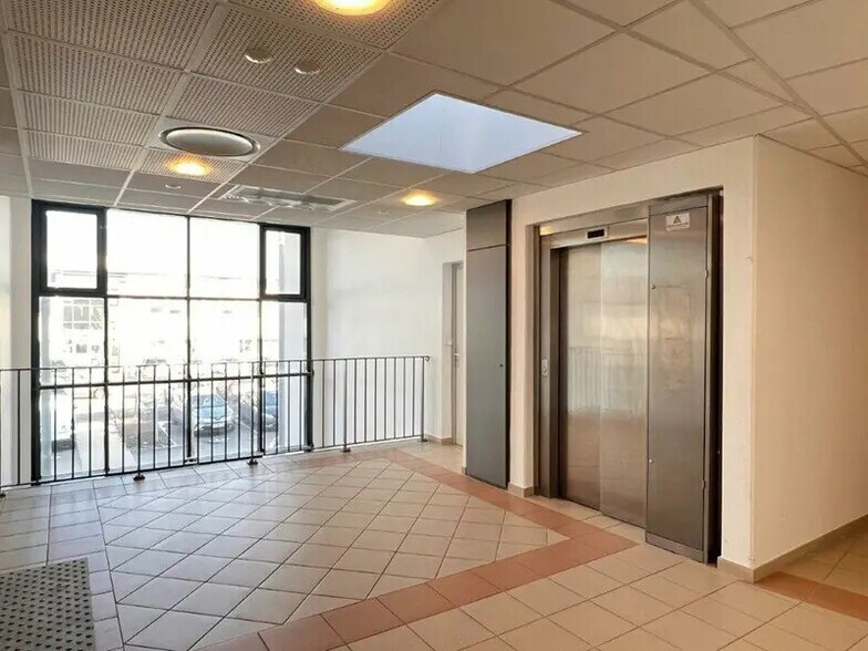 31 Rue Elsa Triolet, Dijon for lease - Lobby - Image 2 of 9