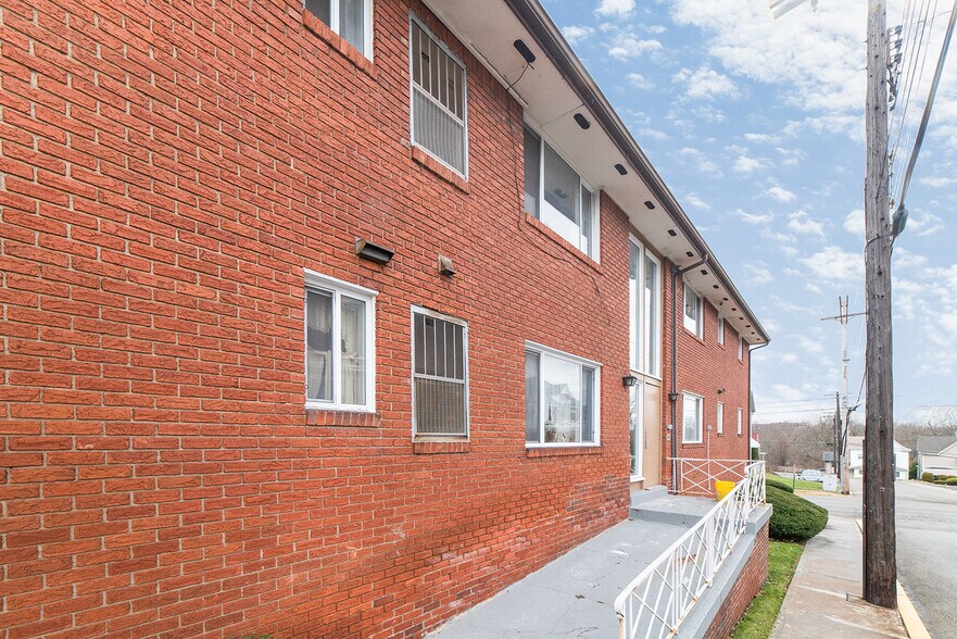 1101 Broadway St, East Mckeesport, PA 15035 Broadway Manor Apartments