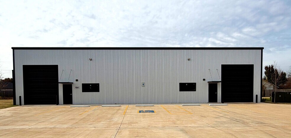 1035 NW 112th St, Oklahoma City, OK for lease - Building Photo - Image 2 of 5