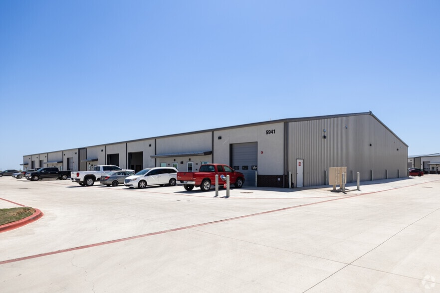 5957 Chandler Rd, Hutto, TX for lease - Primary Photo - Image 1 of 5