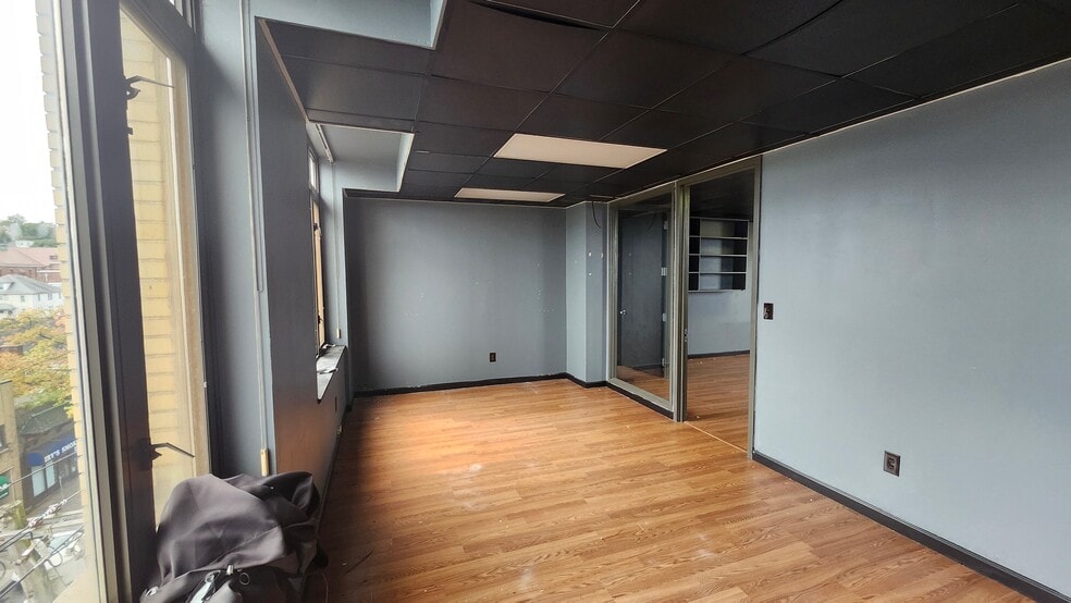 219 Westchester Ave, Port Chester, NY for lease - Interior Photo - Image 2 of 6