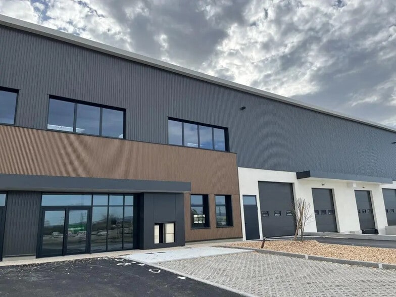 Office in Saint-Priest for lease - Building Photo - Image 2 of 6