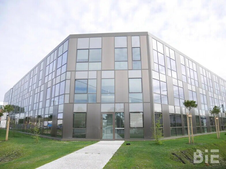 Office in Pessac for lease - Building Photo - Image 1 of 5