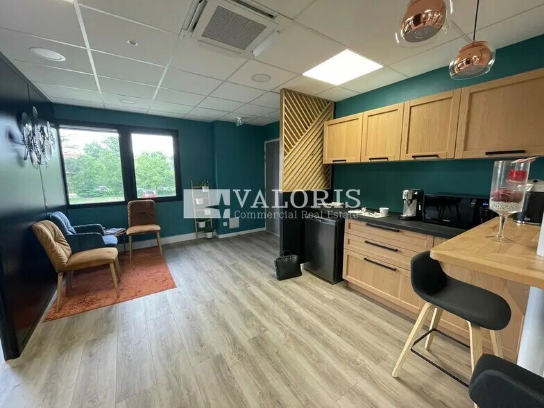 Office in Francheville for lease - Interior Photo - Image 1 of 5