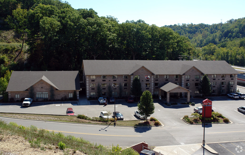 3094 16th St, Huntington, WV for sale - Primary Photo - Image 1 of 2