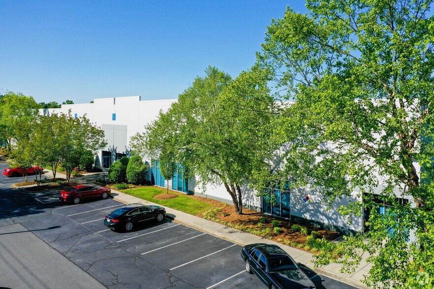 13827 Carowinds Blvd, Charlotte, NC for lease - Building Photo - Image 1 of 4