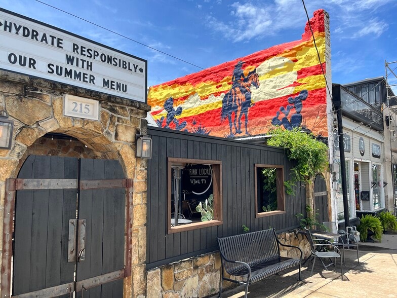 209 N Main St, Weatherford, TX for sale - Building Photo - Image 3 of 9