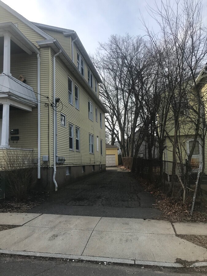 23 Clinton Ave, Middletown, CT 06457