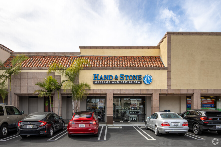 211-233 E 17th St, Costa Mesa, CA for lease - Building Photo - Image 2 of 5