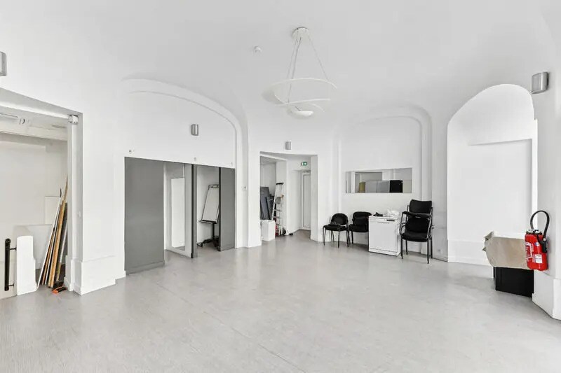 Office in Paris for lease - Interior Photo - Image 2 of 15