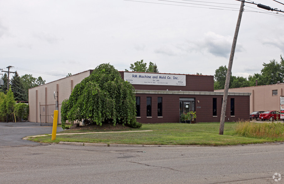 Ecorse Plaza - 4 Buildings + Garage portfolio of 5 properties for sale on LoopNet.com - Building Photo - Image 3 of 16