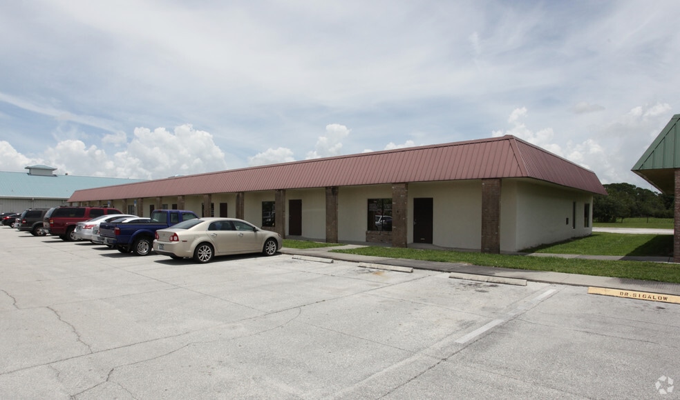 101-113 NE 19th Dr, Okeechobee, FL for lease - Primary Photo - Image 1 of 22