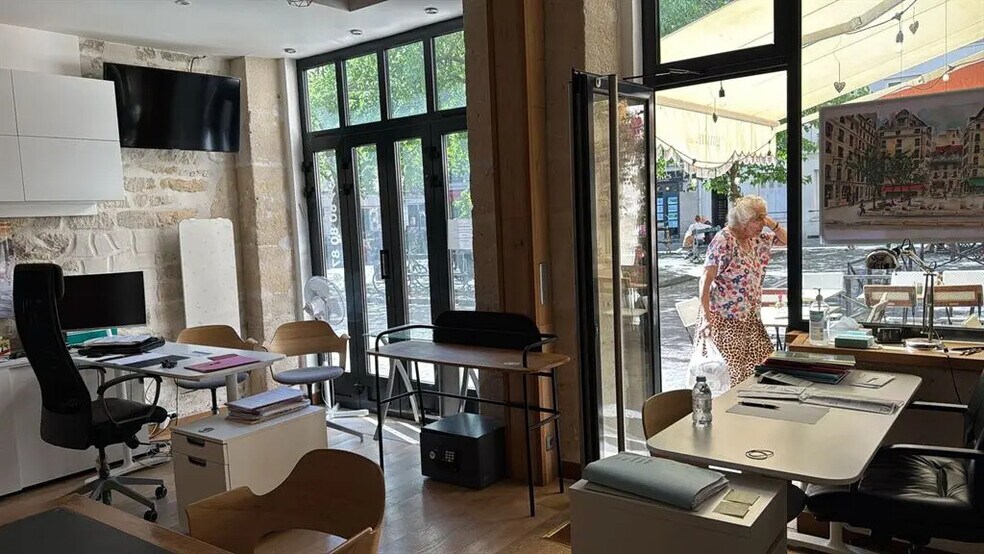 Retail in Paris for lease - Interior Photo - Image 3 of 7