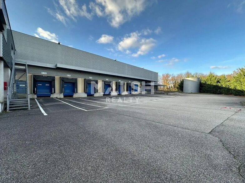 Office in Miribel for lease - Building Photo - Image 1 of 26