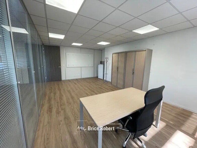 Office in Bron for lease - Interior Photo - Image 2 of 5