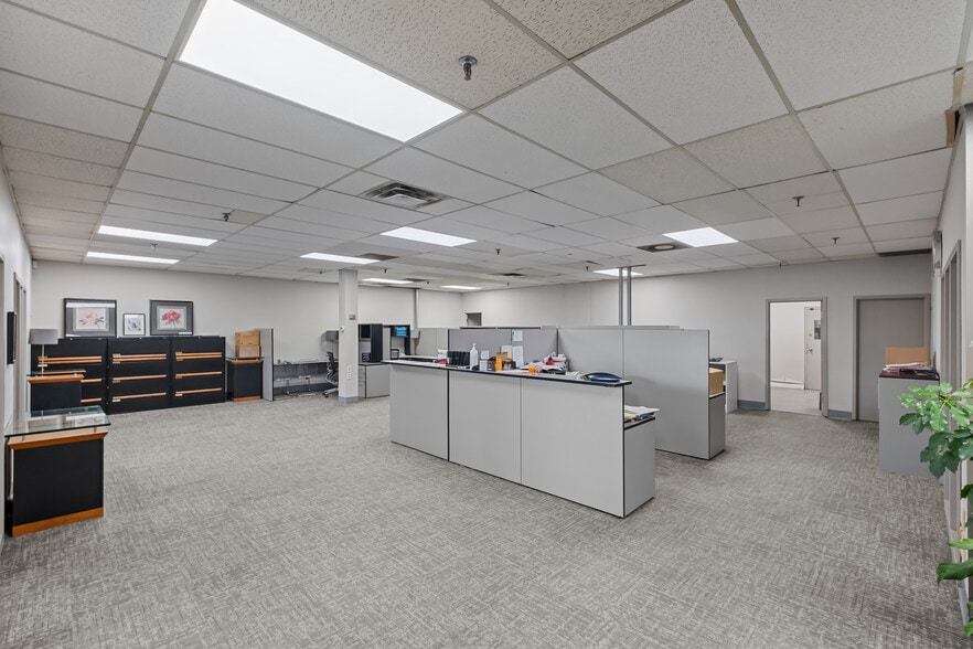 20 Voyager Ct, Toronto, ON for sale - Building Photo - Image 2 of 15